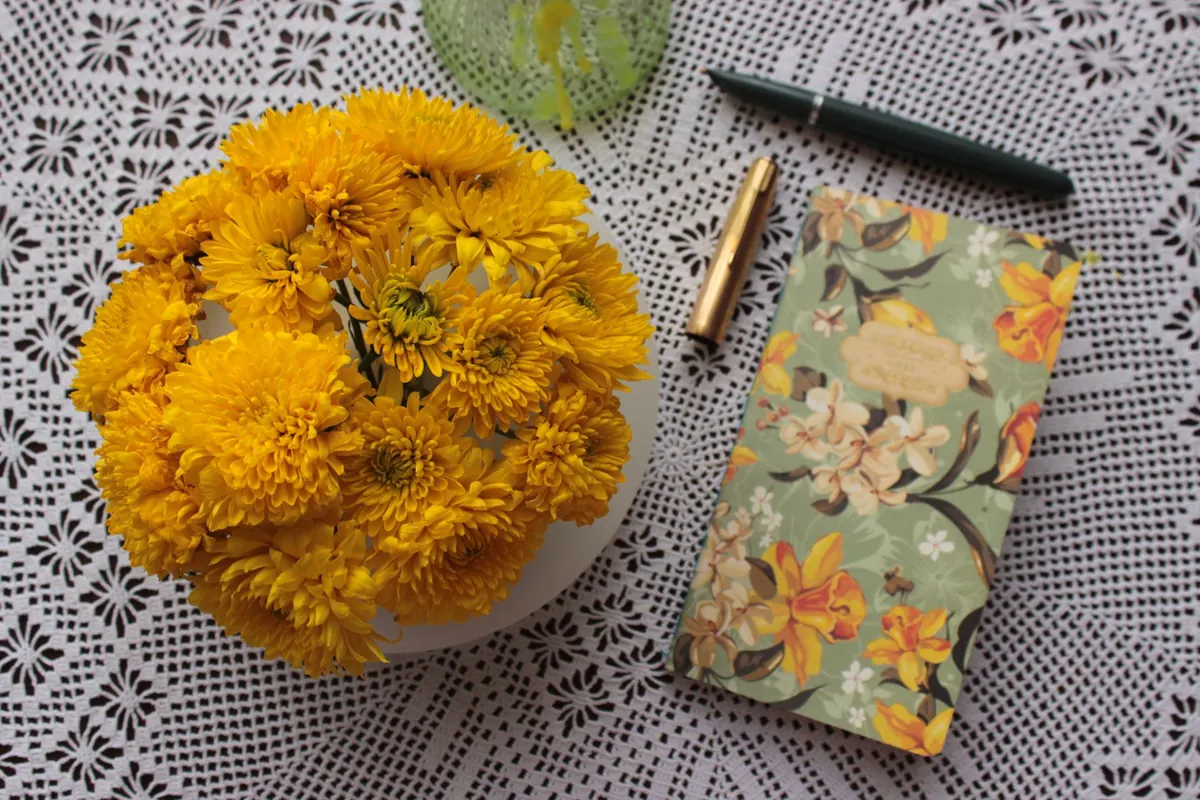 Spring Refresh: 10 Floral Desk Decor Ideas Using British Blooms